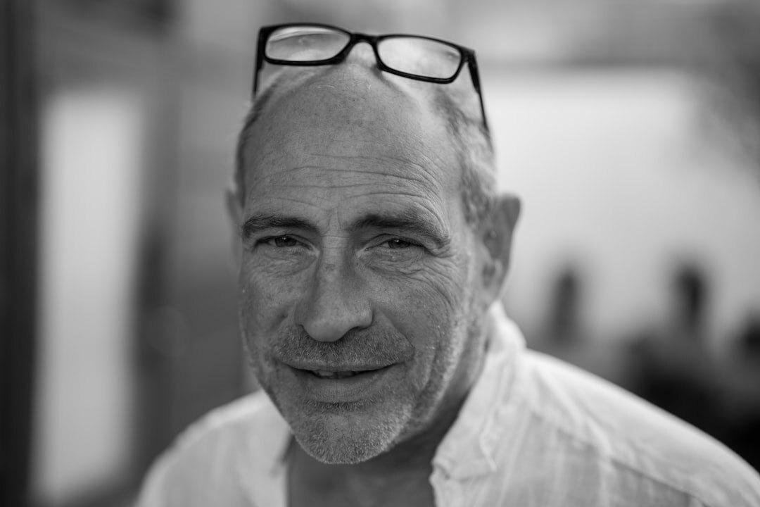 Portrait of an older Argentine man with glasses